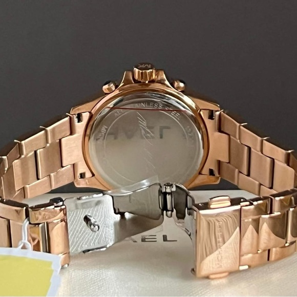 Michael Kors Women’s Everest Quartz Crystal Rose Gold Dial Watch
Case Size:36mm - Picture 8 of 11